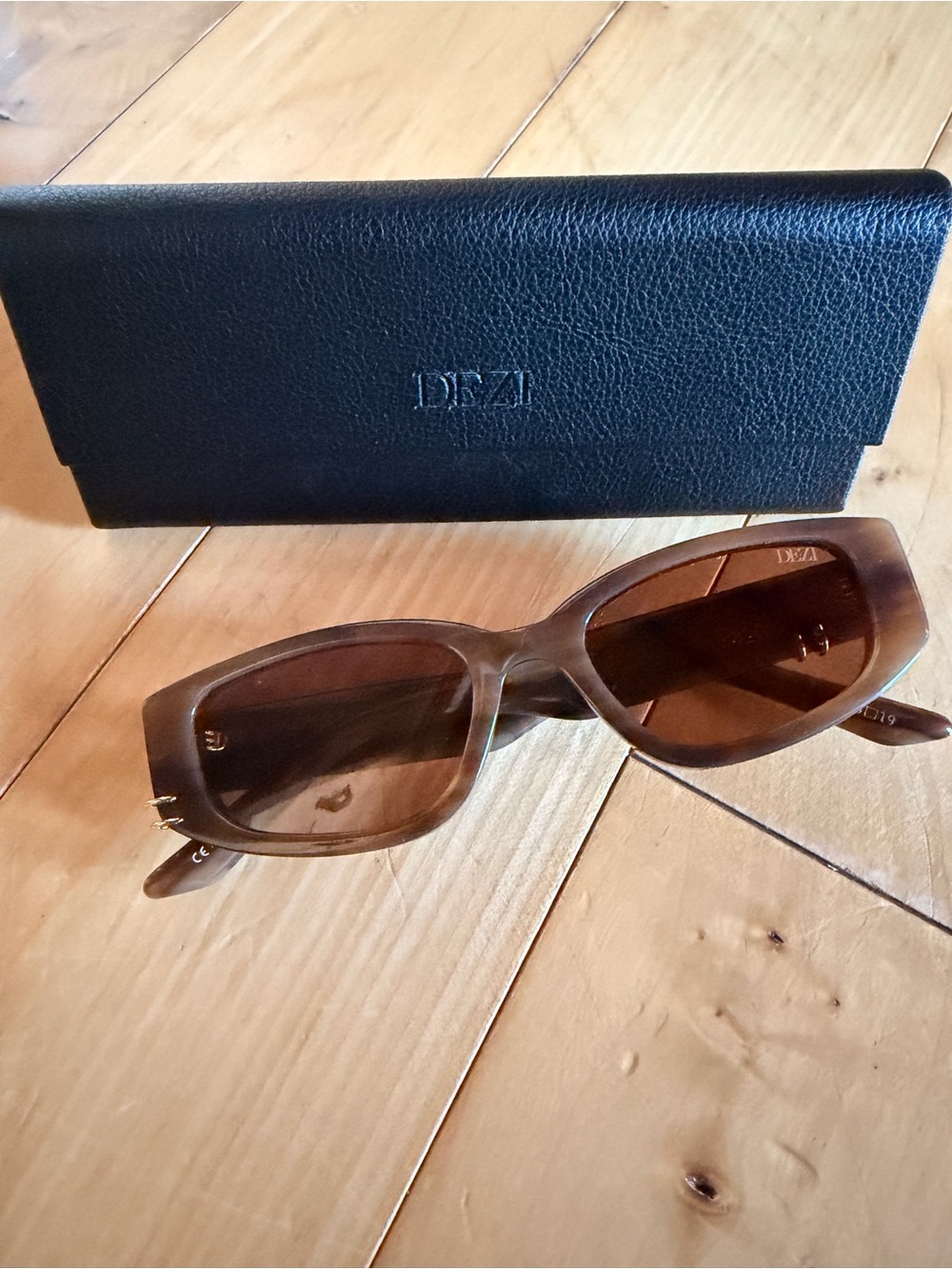 DEZI Brown Cat-Eye Sunglasses with Black Case